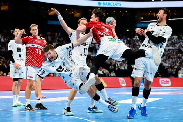 Hamburg, 03 October 2024 DHB Pokal 24 25 HSV Hamburg vs THW Kiel from left in duel Lukas Zerbe THW Kiel , Leif Tissier HSV Hamburg , Domagoj Duvnjak THW Kiel Hamburg Barclays Arena Hamburg Germany