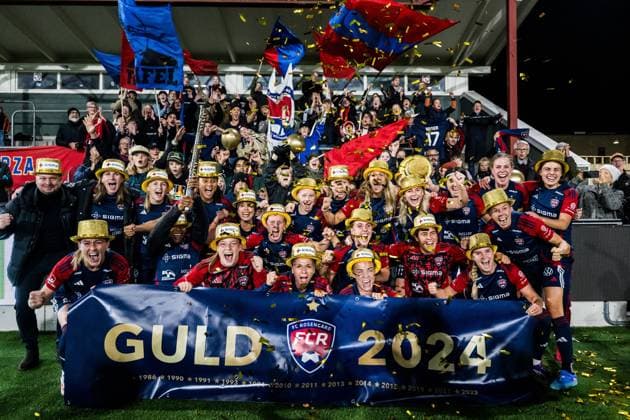 241004 FC Rosengards players celebrate their Swedish Championship gold after the football match in Damallsvenskan between FC Rosengard and Kristianstad on October 4, 2024 in Malmö  Copyright: PETTERxARVIDSON BB241004PA082
