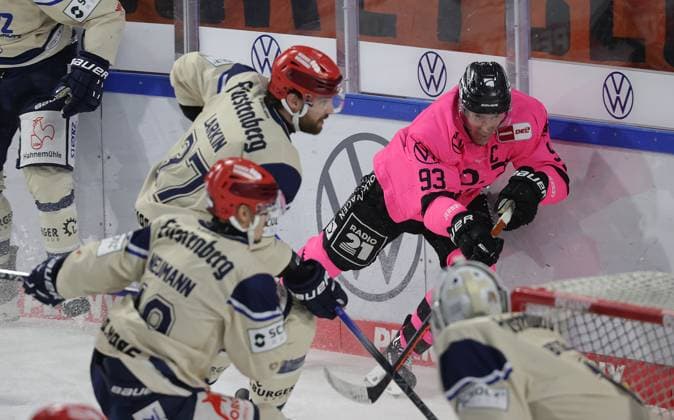 Spncer Machacek Grizzlys Wolfsburg in duel with Thomas Larkin Schwenninger Wild Wings Ice Hockey, DEL, Penny DEL, Men, Men, Season 2024 2025 Grizzlys Wolfsburg vs Schwenningen