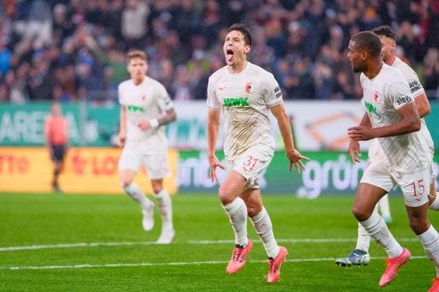 Keven Schlotterbeck 31, FC Augsburg and Steve Mounie 15, FC Augsburg Goal for 1 0 at the match FC Augsburg v Borussia Mönchengladbach, Football, Men, Bundesliga, 2024 2025, Matchday 6 on 04 10 2024 in Augsburg, WWK Arena DFL and DFB regulations prohibit any use of photographs as image sequences and or quasi video Bayern Germany