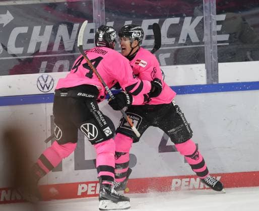 Spncer Machacek Grizzlys Wolfsburg celebrates the winning goal by Julian Melchiori Grizzlys Wolfsburg Ice Hockey, DEL, Penny DEL, Men, Men, Season 2024 2025 Grizzlys Wolfsburg vs Schwenningen, 3 3, Overtime 4 3