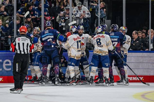 Disagreement between both teams shortly before the end of the match GER, EHC Red Bull Muenchen vs Eisbaeren Berlin, Ice Hockey, DEL, Matchday 6, Season 2024 2025, 04 10 2024 GER, EHC Red Bull Muenchen vs Eisbaeren Berlin, Ice Hockey, DEL, Matchday 6, Season 2024 2025, 04 10 2024 Muenchen Copyright: xEibner-Pressefoto HeikexFeinerx EP_HFR