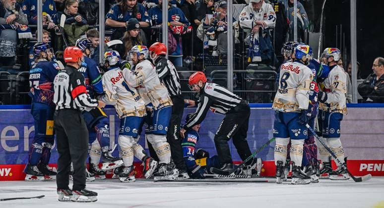 Disagreement between both teams shortly before the end of the match GER, EHC Red Bull Muenchen vs Eisbaeren Berlin, Ice Hockey, DEL, Matchday 6, Season 2024 2025, 04 10 2024 GER, EHC Red Bull Muenchen vs Eisbaeren Berlin, Ice Hockey, DEL, Matchday 6, Season 2024 2025, 04 10 2024 Muenchen Copyright: xEibner-Pressefoto HeikexFeinerx EP_HFR