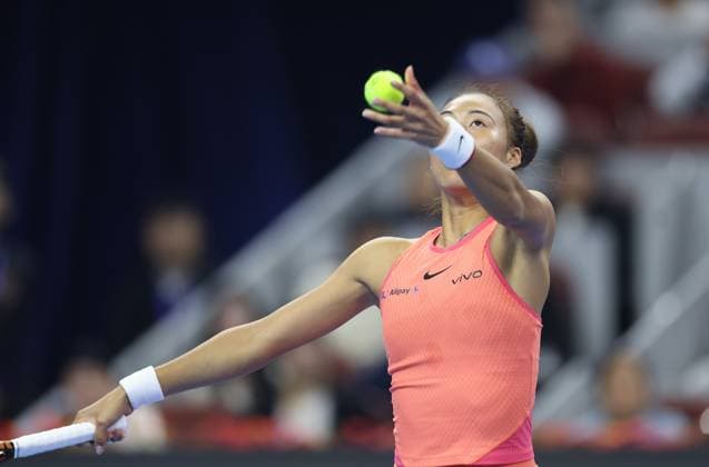 (241005) -- BEIJING, Oct. 5, 2024 -- Zheng Qinwen of China serves during the women s singles semifinal match against Karolina Muchova of the Czech Republic at 2024 China Open tennis tournament in Beijing, capital of China, Oct. 5, 2024. ) (SP)CHINA-BEIJING-TENNIS-CHINA OPEN-WOMEN S SINGLES(CN) BaixXuefei