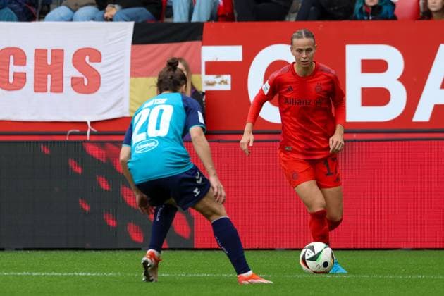 Klara Buehl FC Bayern Muenchen, 17 with ball, with Sylwia Matysik 1 FC Koeln, 20 , FC Bayern Muenchen vs 1 FC Koeln, Football, Google Pixel Frauen Bundesliga, 5 Spieltag, Saison 2024 25, 05 10 2024, DFB REGULATIONS PROHIBIT ANY USE OF PHOTOGRAPHS AS IMAGE SEQUENCES, FC Bayern Muenchen vs 1 FC Koeln, Football, Google Pixel Frauen Bundesliga, 5 Spieltag, Saison 2024 25, 05 10 2024 Muenchen Copyright: xEibner-Pressefoto JennixMaulx EP_JML