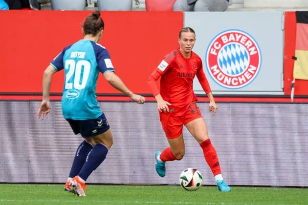 Klara Buehl FC Bayern Muenchen, 17 with ball, with Sylwia Matysik 1 FC Koeln, 20 , FC Bayern Muenchen vs 1 FC Koeln, Football, Google Pixel Frauen Bundesliga, 5 Spieltag, Saison 2024 25, 05 10 2024, DFB REGULATIONS PROHIBIT ANY USE OF PHOTOGRAPHS AS IMAGE SEQUENCES, FC Bayern Muenchen vs 1 FC Koeln, Football, Google Pixel Frauen Bundesliga, 5 Spieltag, Saison 2024 25, 05 10 2024 Muenchen Copyright: xEibner-Pressefoto JennixMaulx EP_JML
