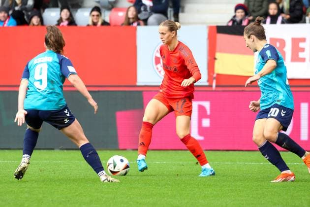 Klara Buehl FC Bayern Muenchen, 17 with ball with Sylwia Matysik 1 FC Koeln, 20 and Adriana Achcinska 1 FC Koeln, 09 , FC Bayern Muenchen vs 1 FC Koeln, Football, Google Pixel Frauen Bundesliga, 5 Spieltag, Season 2024 25, 05 10 2024, DFB REGULATES PROHIBIT ANY USE OF PHOTOGRAPHS AS IMAGE SEQUENCES, FC Bayern Muenchen vs 1 FC Koeln, Football, Google Pixel Womens Bundesliga, Matchday 5, Season 2024 25, 05 10 2024 Muenchen Copyright: xEibner-Pressefoto JennixMaulx EP_JML