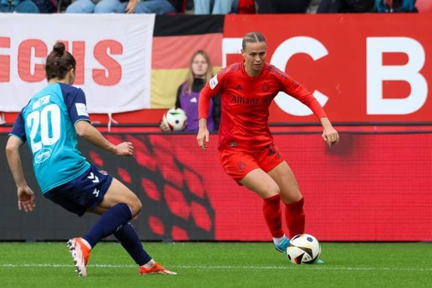 Klara Buehl FC Bayern Muenchen, 17 with ball, with Sylwia Matysik 1 FC Koeln, 20 , FC Bayern Muenchen vs 1 FC Koeln, Football, Google Pixel Frauen Bundesliga, 5 Spieltag, Saison 2024 25, 05 10 2024, DFB REGULATIONS PROHIBIT ANY USE OF PHOTOGRAPHS AS IMAGE SEQUENCES, FC Bayern Muenchen vs 1 FC Koeln, Football, Google Pixel Frauen Bundesliga, 5 Spieltag, Saison 2024 25, 05 10 2024 Muenchen Copyright: xEibner-Pressefoto JennixMaulx EP_JML