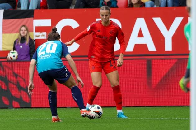 Klara Buehl FC Bayern Muenchen, 17 with ball, with Sylwia Matysik 1 FC Koeln, 20 , FC Bayern Muenchen vs 1 FC Koeln, Football, Google Pixel Frauen Bundesliga, 5 Spieltag, Saison 2024 25, 05 10 2024, DFB REGULATIONS PROHIBIT ANY USE OF PHOTOGRAPHS AS IMAGE SEQUENCES, FC Bayern Muenchen vs 1 FC Koeln, Football, Google Pixel Frauen Bundesliga, 5 Spieltag, Saison 2024 25, 05 10 2024 Muenchen Copyright: xEibner-Pressefoto JennixMaulx EP_JML