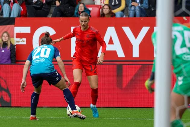 Klara Buehl FC Bayern Muenchen, 17 with ball, with Sylwia Matysik 1 FC Koeln, 20 , FC Bayern Muenchen vs 1 FC Koeln, Football, Google Pixel Frauen Bundesliga, 5 Spieltag, Saison 2024 25, 05 10 2024, DFB REGULATIONS PROHIBIT ANY USE OF PHOTOGRAPHS AS IMAGE SEQUENCES, FC Bayern Muenchen vs 1 FC Koeln, Football, Google Pixel Frauen Bundesliga, 5 Spieltag, Saison 2024 25, 05 10 2024 Muenchen Copyright: xEibner-Pressefoto JennixMaulx EP_JML