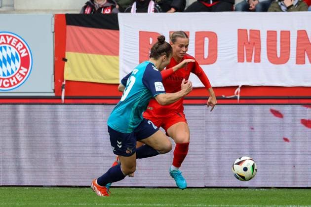 Klara Buehl FC Bayern Muenchen, 17 with ball, with Sylwia Matysik 1 FC Koeln, 20 , FC Bayern Muenchen vs 1 FC Koeln, Football, Google Pixel Frauen Bundesliga, 5 Spieltag, Saison 2024 25, 05 10 2024, DFB REGULATIONS PROHIBIT ANY USE OF PHOTOGRAPHS AS IMAGE SEQUENCES, FC Bayern Muenchen vs 1 FC Koeln, Football, Google Pixel Frauen Bundesliga, 5 Spieltag, Saison 2024 25, 05 10 2024 Muenchen Copyright: xEibner-Pressefoto JennixMaulx EP_JML