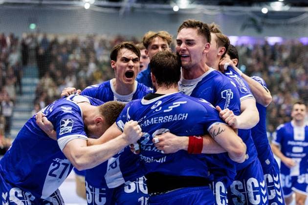 Daikin Handball Bundesliga VfL Gummersbach SG Flensburg Handewitt 06 10 2024 Kentin Mahe VfL Gummersbach, 22 , Kristjan Horzen VfL Gummersbach, 27 Miro Schluroff VfL Gummersbach, 15 and Stepan Zeman 66, VfL Gummersbach, 66 cheer after the final whistle for the last goal by Mahe, the successful last defense and the resulting draw against SG Flensburg Handewitt Daikin Handball Bundesliga VfL Gummersbach SG Flensburg Handewitt Gummersbach, Schwalbe arena on 06 10 2024 Copyright: xBEAUTIFULxSPORTS Wunderlx