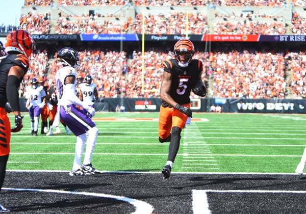 CINCINNATI, OH - OCTOBER 06 - Cincinnati Bengals wide receiver Tee Higgins (5) gets into the end zone for a touchdown in a game between the Baltimore Ravens and the Cincinnati Bengals at Paycor Stadium on Sunday, October 6, 2024. (Photo by Jeff Moreland Icon Sportswire) NFL, American Football Herren, USA OCT 06 Ravens at Bengals EDITORIAL USE ONLY Icon168241006034