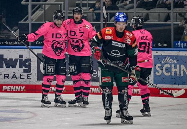 Wolfsburg cheer with Spencer Machacek Grizzlys Wolfsburg, 93 his powerplay goal for 0 2 GER, Augsburger Panther vs Grizzlys Wolfsburg, Ice Hockey, DEL, Matchday 7, Season 2024 2025, 06 10 2024 GER, Augsburger Panther vs Grizzlys Wolfsburg, Ice Hockey, DEL, Matchday 7, Season 2024 2025, 06 10 2024 Augsburg Copyright: xEibner-Pressefoto HeikexFeinerx EP_HFR