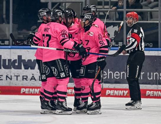 Wolfsburg cheer with Spencer Machacek Grizzlys Wolfsburg, 93 his powerplay goal for 0 2 GER, Augsburger Panther vs Grizzlys Wolfsburg, Ice Hockey, DEL, Matchday 7, Season 2024 2025, 06 10 2024 GER, Augsburger Panther vs Grizzlys Wolfsburg, Ice Hockey, DEL, Matchday 7, Season 2024 2025, 06 10 2024 Augsburg Copyright: xEibner-Pressefoto HeikexFeinerx EP_HFR