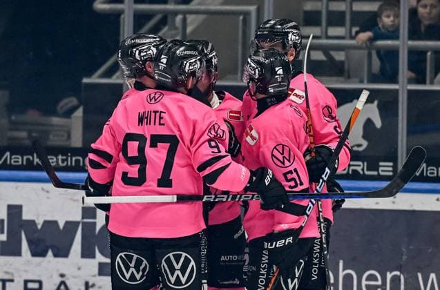 Wolfsburg cheer with Spencer Machacek Grizzlys Wolfsburg, 93 his powerplay goal for 0 2 GER, Augsburger Panther vs Grizzlys Wolfsburg, Ice Hockey, DEL, Matchday 7, Season 2024 2025, 06 10 2024 GER, Augsburger Panther vs Grizzlys Wolfsburg, Ice Hockey, DEL, Matchday 7, Season 2024 2025, 06 10 2024 Augsburg Copyright: xEibner-Pressefoto HeikexFeinerx EP_HFR