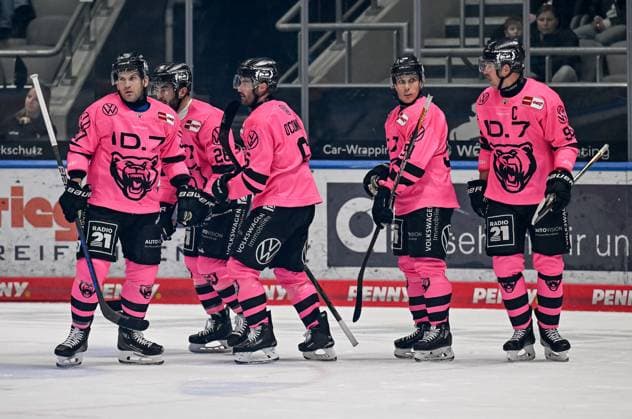 Wolfsburg cheer with Spencer Machacek Grizzlys Wolfsburg, 93 his powerplay goal for 0 2 GER, Augsburger Panther vs Grizzlys Wolfsburg, Ice Hockey, DEL, Matchday 7, Season 2024 2025, 06 10 2024 GER, Augsburger Panther vs Grizzlys Wolfsburg, Ice Hockey, DEL, Matchday 7, Season 2024 2025, 06 10 2024 Augsburg Copyright: xEibner-Pressefoto HeikexFeinerx EP_HFR