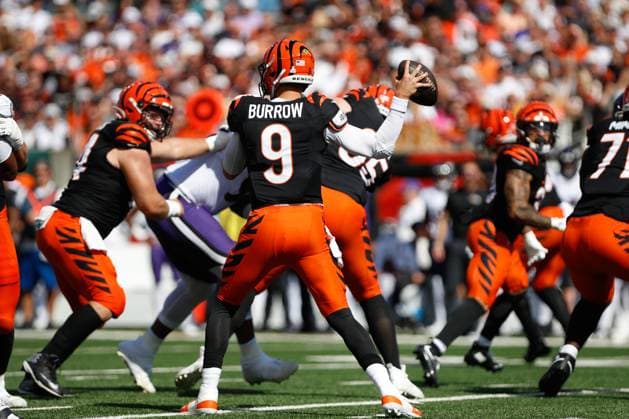 CINCINNATI, OH - OCTOBER 06: Cincinnati Bengals quarterback Joe Burrow (9) passes the ball during the game against the Baltimore Ravens and the Cincinnati Bengals on October 6, 2024, at Paycor Stadium in Cincinnati, OH. (Photo by Ian Johnson Icon Sportswire) NFL, American Football Herren, USA OCT 06 Ravens at Bengals EDITORIAL USE ONLY Icon241006055