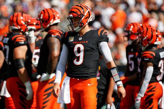 CINCINNATI, OH - OCTOBER 06: Cincinnati Bengals quarterback Joe Burrow (9) stands on the field during a stop in play in the game against the Baltimore Ravens and the Cincinnati Bengals on October 6, 2024, at Paycor Stadium in Cincinnati, OH. (Photo by Ian Johnson Icon Sportswire) NFL, American Football Herren, USA OCT 06 Ravens at Bengals EDITORIAL USE ONLY Icon241006066