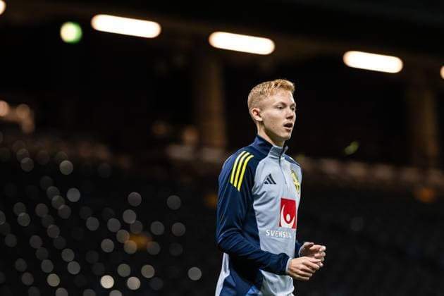 241008 Hugo Larsson of the Swedish men™s national football team during a training session on October 8, 2024 in Stockholm Photo Maxim ThorÃ BILDBYRAN code MT MT0674 fotboll football soccer fotball nations league träning practice training sverige sweden sverige a bbeng  Copyright: MAXIMxTHORE BB241008MT005