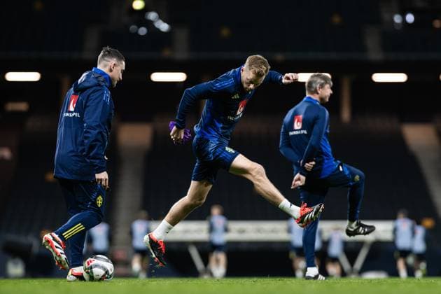 241008 Assistant coach Sebastian Larsson of the Swedish men™s national football team during a training session on October 8, 2024 in Stockholm Photo Maxim ThorÃ BILDBYRAN code MT MT0674 fotboll football soccer fotball nations league träning practice training sverige sweden sverige a bbeng  Copyright: MAXIMxTHORE BB241008MT038
