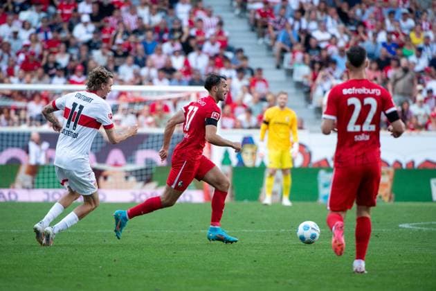 Max Rosenfelder SC Freiburg, 37 on the ball, in front Roland Sallai SC Freiburg, 22 , GER, SC Freiburg SCF vs VfB Stuttgart VFB , Soccer Bundesliga, 1 Matchday, Saison 2024 2025, 24 08 2024 DFB DFL regulations prohibit any use of photographs as image sequences and or quasi video GER, SC Freiburg SCF vs VfB Stuttgart VFB , Soccer Bundesliga, 1 Matchday, Saison 2024 2025, 24 08 2024 Freiburg Copyright: xEibner-Pressefoto Memmlerx EP_MMR