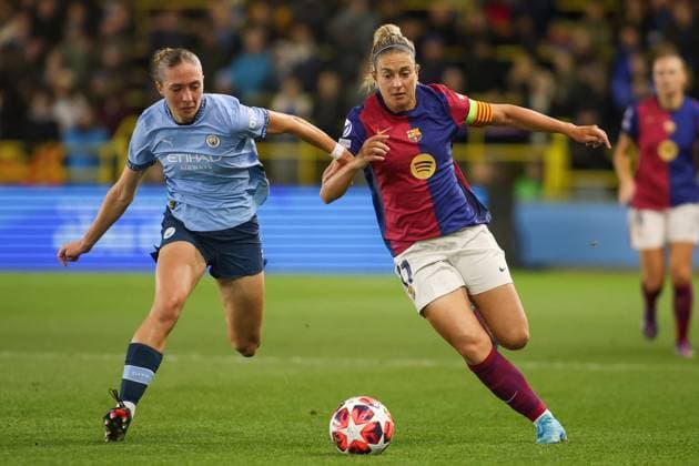 Manchester, England, October 9th 2024: Alexia Putellas (11 FC Barcelona, Barca and Kerstin Casparij (18 Manchester City) race for the ball during the UEFA Womens Champions League game between Manchester City and Barcelona at Joie Stadium in Manchester, England (Alexander Canillas SPP) Copyright: xAlexanderxCanillas SPPx spp-en-AlCa-9U2A9994
