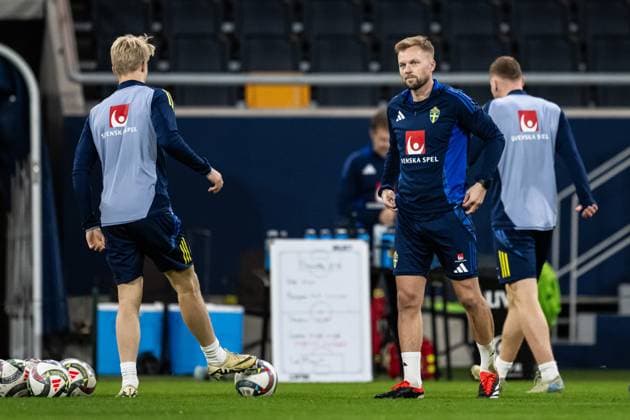 241010 assistant coach Sebastian Larsson of the Swedish men s football national team at a training session during the on October 10, 2024 in Stockholm Photo Jesper Zerman BILDBYRAN kod JZ JZ0578 fotboll football soccer fotball nations league träning practice training sverige sweden sverige a bbeng Copyright: JESPERxZERMAN BB241010JZ008