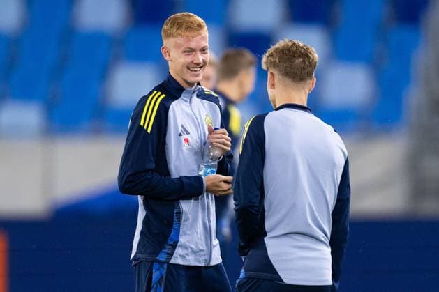 241010 Hugo Larsson of the Swedish men s national football team at a stadium walkaround ahead of a press conference on October 10, 2024 in Bratislava Photo Joel Marklund BILDBYRAN kod JM JM0606 bbeng fotboll football soccer fotball nations league presskonferens press conference sverige sweden sverige a  Copyright: JOELxMARKLUND BB241010JM002