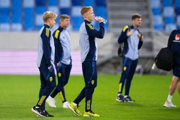 241010 Hugo Larsson of the Swedish men s national football team at a stadium walkaround ahead of a press conference on October 10, 2024 in Bratislava Photo Joel Marklund BILDBYRAN kod JM JM0606 bbeng fotboll football soccer fotball nations league presskonferens press conference sverige sweden sverige a  Copyright: JOELxMARKLUND BB241010JM003
