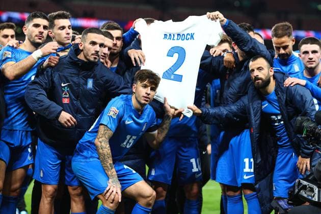 England gegen Griechenland 10. Oktober 2024, London Internationaler Fußball, UEFA Nations League England gegen Griechenland Griechische Spieler halten nach ihrem Sieg über England ein Trikot mit dem Namen und der Nummer von George Baldock hoch Foto Charlotte Wilson Offside London UK  Copyright: xCharlottexWilsonx xOffsidexOffside