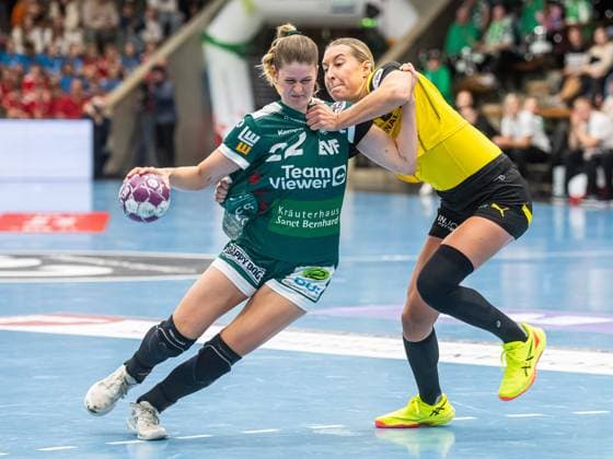 Sina Ehmann Frisch Auf Women, 22 in duel with Dana Bleckmann Borussia Dortmund, 66 , Frisch Auf Goeppingen vs Borussia Dortmund, Handball, 1 Bundesliga, Season 2024 2025, 11 10 2024 Frisch Auf Goeppingen vs Borussia Dortmund, Handball, 1 Bundesliga, Season 2024 2025, 11 10 2024 Goeppingen Copyright: xMichaelxSchmidt Eibner-Pressefotx EP_MST