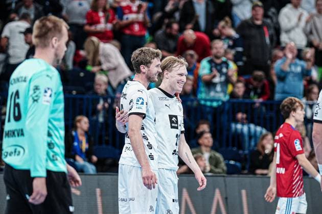 THW Kiel cheers after victory end of match GER, Handball Sport Verein Hamburg vs THW Kiel, Handball, Bundesliga, Matchday 6, Season 2024 2025, 11 10 2024 GER, Handball Sport Verein Hamburg vs THW Kiel, Handball, Bundesliga, Matchday 6, Season 2024 2025, 11 10 2024 Hamburg Copyright: xEibner-Pressefoto MarcelxvonxFehrnx EP_MFN