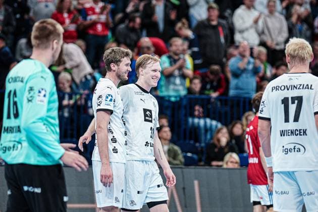 THW Kiel cheers after victory end of match GER, Handball Sport Verein Hamburg vs THW Kiel, Handball, Bundesliga, Matchday 6, Season 2024 2025, 11 10 2024 GER, Handball Sport Verein Hamburg vs THW Kiel, Handball, Bundesliga, Matchday 6, Season 2024 2025, 11 10 2024 Hamburg Copyright: xEibner-Pressefoto MarcelxvonxFehrnx EP_MFN