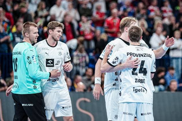 THW Kiel cheers after victory end of match GER, Handball Sport Verein Hamburg vs THW Kiel, Handball, Bundesliga, Matchday 6, Season 2024 2025, 11 10 2024 GER, Handball Sport Verein Hamburg vs THW Kiel, Handball, Bundesliga, Matchday 6, Season 2024 2025, 11 10 2024 Hamburg Copyright: xEibner-Pressefoto MarcelxvonxFehrnx EP_MFN