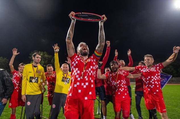 Football, 2024 2025 season, Amputee Bundesliga final match day, Hamburger SV Mainz 05 final, Mainz cheers, Stephan Schmidt Jr Mainz 05 with the championship trophy, 12 10 2024, Copyright: xSebastianxRäppold MatthiasxKochx