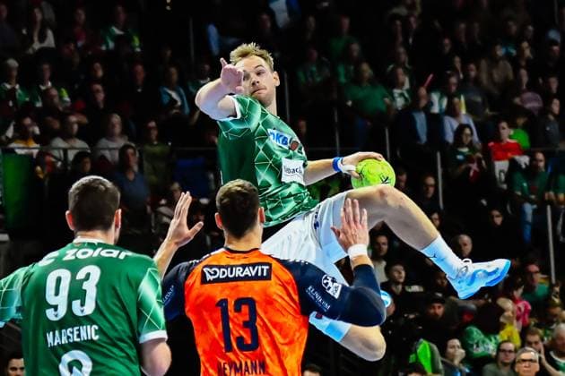 Handball, Daikin HBL, Fuechse Berlin Rhein Neckar Loewen 13 10 2024, xdanx, Handball, Daikin HBL, Fuechse Berlin Rhein Neckar Loewen, v l Sebastian Heymann Rhein Neckar Löwen, 13 ,Mathias Gidsel Füchse Berlin 19 ,setzt zum Sprungwurf an Berlin Max Schmeling Halle Berlin Deutschland DE Copyright: xDanielxLakomskix