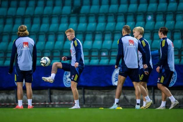 241013 Hugo Larsson of the Swedish men s national football team during a training session on October 13, 2024 in Tallinn Photo Joel Marklund BILDBYRAN code JM JM0609 bbeng fotboll football soccer fotball nations league uefa nations league träning practice training sverige sweden sverige a  Copyright: JOELxMARKLUND BB241013JM019