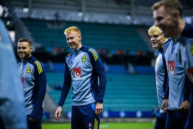 241013 Hugo Larsson of the Swedish men s national football team during a training session on October 13, 2024 in Tallinn Photo Joel Marklund BILDBYRAN code JM JM0609 bbeng fotboll football soccer fotball nations league uefa nations league träning practice training sverige sweden sverige a  Copyright: JOELxMARKLUND BB241013JM035