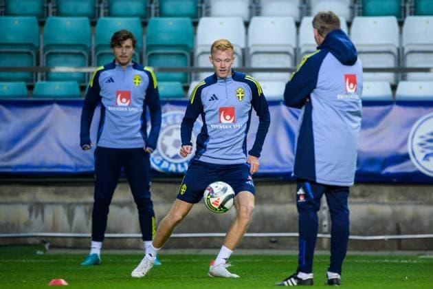 241013 Hugo Larsson of the Swedish men s national football team during a training session on October 13, 2024 in Tallinn Photo Joel Marklund BILDBYRAN code JM JM0609 bbeng fotboll football soccer fotball nations league uefa nations league träning practice training sverige sweden sverige a  Copyright: JOELxMARKLUND BB241013JM039