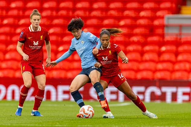 Football - FA Women™s Super League - Liverpool FC Women v Manchester City FC Women LIVERPOOL, ENGLAND - Sunday, October 13, 2024: Liverpool s Taylor Hinds (R) is challenged by Manchester City s Aoba Fujino (L) during the FA Women™s Super League game between Liverpool FC Women and Manchester City FC Women at Anfield. (Photo by David Rawcliffe Propaganda) LIVERPOOL Anfield MERSEYSIDE ENGLAND Copyright: xPropagandaxPhotoxAgencyx P2024-10-13-Liverpool_W_Man_City_W-84