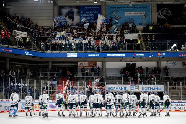13 10 2024 Ice Hockey Season 2024 2025 Penny DEL Nuremberg Ice Tigers Icetigers Straubing Tigers ThHa xthxhax The Straubing team celebrates with the fans