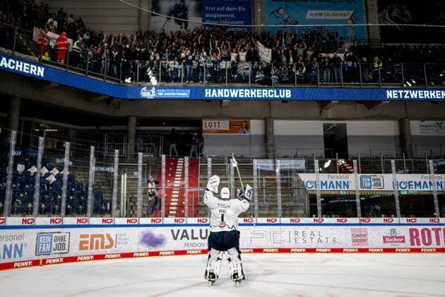 13 10 2024 Ice Hockey Season 2024 2025 Penny DEL Nuremberg Ice Tigers Icetigers Straubing Tigers ThHa xthxhax Florian Bugl 1, Straubing Tigers celebrates with the fans
