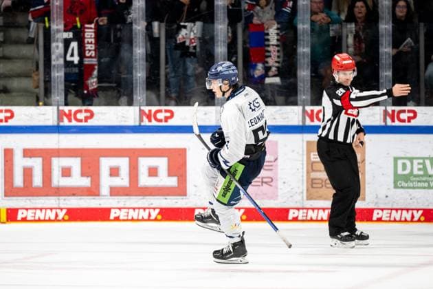13 10 2024 Ice field hockey season 2024 2025 Penny DEL Nuremberg Ice Tigers Icetigers Straubing Tigers ThHa xthxhax Goal celebration joy Danjo Leonhardt 53, Straubing Tigers after scoring penalty