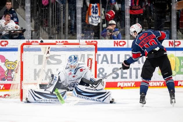 13 10 2024 Ice Hockey Season 2024 2025 Penny DEL Nuremberg Ice Tigers Icetigers Straubing Tigers ThHa xthxhax Florian Bugl 1, Straubing Tigers holds against Evan Barratt 10, Nuremberg Ice Tigers, NIT