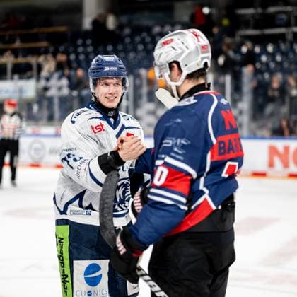 13 10 2024 Ice Hockey Season 2024 2025 Penny DEL Nuremberg Ice Tigers Icetigers Straubing Tigers ThHa xthxhax Shakehands, handshake Elis Hede 75, Straubing Tigers Evan Barratt 10, Nuremberg Ice Tigers, NIT