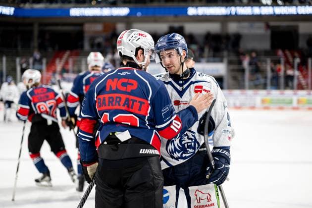 13 10 2024 Ice Hockey Season 2024 2025 Penny DEL Nuremberg Ice Tigers Icetigers Straubing Tigers ThHa xthxhax Shakehands, Handshake, Tim Fleischer 91, Straubing Tigers Evan Barratt 10, Nuremberg Ice Tigers, NIT