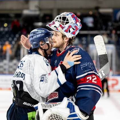 13 10 2024 Ice Hockey Season 2024 2025 Penny DEL Nuremberg Ice Tigers Icetigers Straubing Tigers ThHa xthxhax Shakehands, Handshake, Danjo Leonhardt 53, Straubing Tigers Leon Hungerecker 72, Nuremberg Ice Tigers, NIT