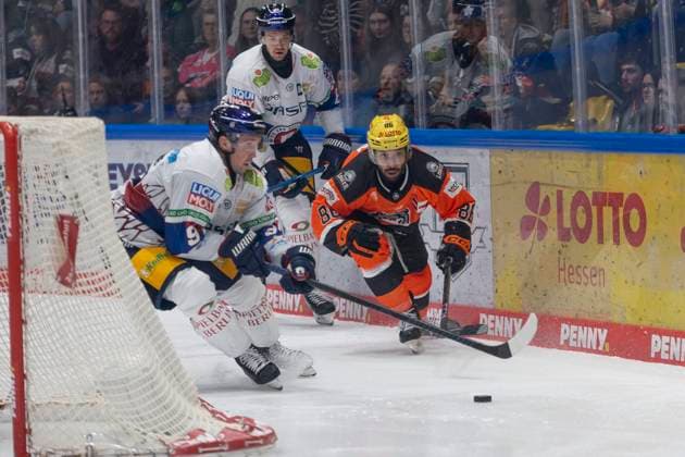 PENNY DEL Löwen Frankfurt Eisbären Berlin, 13 10 2024 Nathan Burns Löwen Frankfurt 8 Ty Ronning Eisbären Berlin 9 , Löwen Frankfurt Eisbären Berlin, Frankfurt, NIX Eissporthalle, 13 10 2024 Copyright: xBEAUTIFULxSPORTS Gawlikx