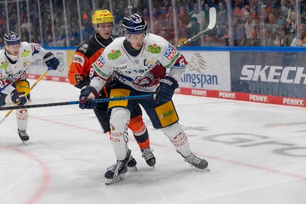 PENNY DEL Löwen Frankfurt Eisbären Berlin, 13 10 2024 Kai Wissmann Eisbären Berlin 6 Markus Schweiger Löwen Frankfurt 64 , Löwen Frankfurt Eisbären Berlin, Frankfurt, NIX Eissporthalle, 13 10 2024 Copyright: xBEAUTIFULxSPORTS Gawlikx